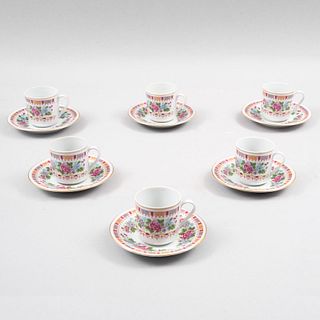 Juego de té. China, siglo XX. Elaborado en porcelana acabado brillante. Decorados con motivos florales. Piezas: 12.