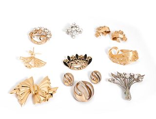 Lot comprising of eight brooches and two pair of earrings 