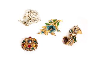 Lot comprosing of four brooches