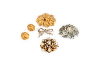 Lot comprising of four brooches and a pair of earrings