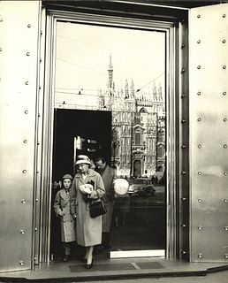 Mario De Biasi (1923-2013)  - Il Duomo in vetrina, years 1960/1970