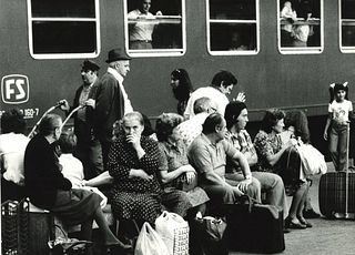 Aldo Bonasia (1949-1995)  - Viaggiatori in attesa dei treni durante uno sciopero dei ferrovieri, 1975