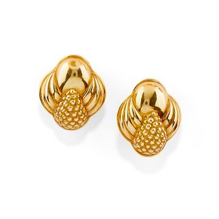 A 18K yellow gold earclip