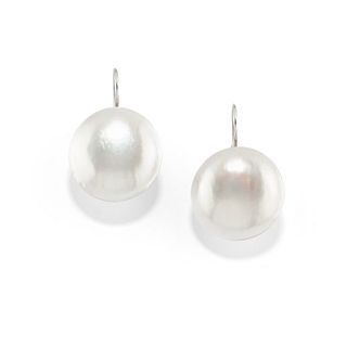 A 18K white gold and mother-of-pearl earrings