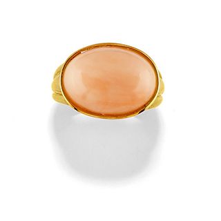 A 18K yellow gold and coral ring