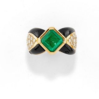 A 18K yellow gold, onyx, diamond and emerald ring, defects