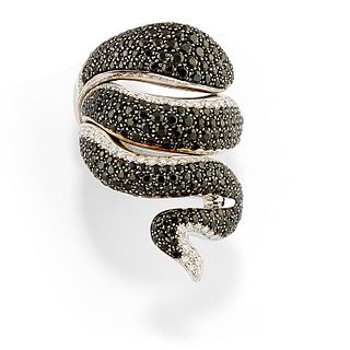 Gavello - A 18K two-color gold, uncolored and black diamond ring, Gavello
