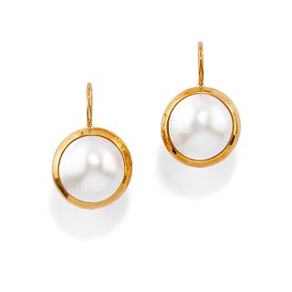 A 18K yellow gold and mabé pearl earrings