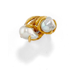 A 18K yellow gold and baroque pearl ring