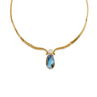A 18K yellow gold and opal necklace