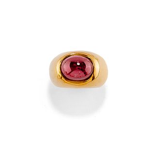 A 18K yellow gold and garnet ring