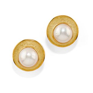 A 18K yellow gold and mabè pearl earclips