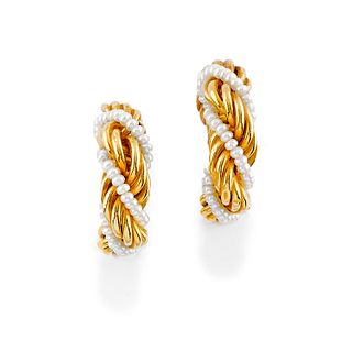 A 18K yellow gold and pearl earrings