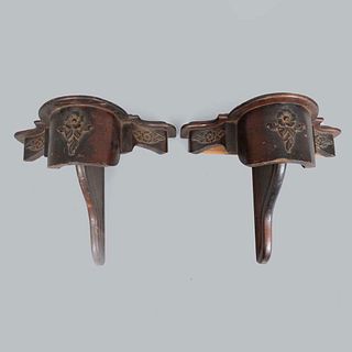 Pair of bases.20th century. Carved in wood. With irregular covers and semi-curved shafts. Decorated with floral elements.