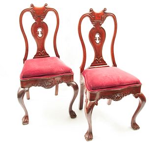Pair of chairs. 20th century. Chippendale. Carved in wood. With open backrests, red upholstery seats and claw-like mounts.