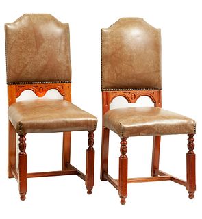 Pair of chairs. 20th century. Carved in wood. With closed backrests and brown leatherette seats.