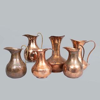 Lot of 6 pitchers. 20th century. Polished and hammered designs. Made in copper. 