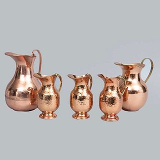 Lot of 5 pitchers. 20th century. Polished and hammered designs. Made in copper. 