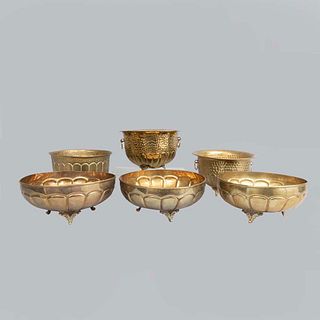 Lot of 6 bowls. 20th century. Made in brass. Some with handles.
