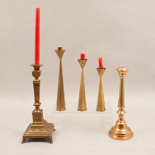Lot of 5 candlesticks. Twentieth century. Different designs. Made in brass and foil. With prismatic shafts, ribbed and stipe.