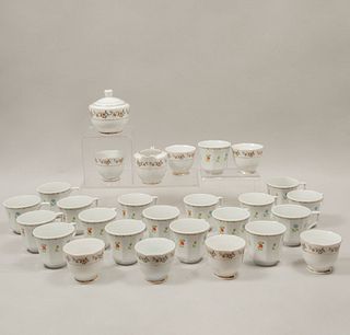 Servicio abierto de té. Diferentes orígenes y diseños. SXX. En semi porcelana. Consta de: azucarera, cremera, 24 tazas y botanero mini.