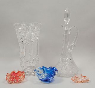 Lote de 5 piezas. Siglo XX. Elaborados en cristal cortado y cristal de murano. Consta de: florero, licorera y 3 ceniceros.