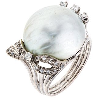 Anillo con media perla y diamantes en oro blanco de 14k. Peso: 10.4 g. Talla: 6 ¾   1 Media perla cultivada esférica color blanco.