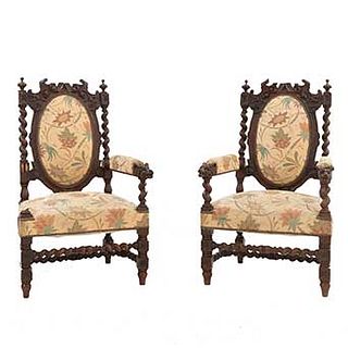Par de sillones. Francia. Siglo XX. En talla de madera de roble. Con respaldos cerrados y asientos acojinados en tapicería.