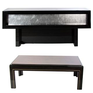 Lote de mesas: Consta de: Mesa-consola. Elaborada en madera laqueada. Con cubierta rectangular y soportes lisos. Pz: 2