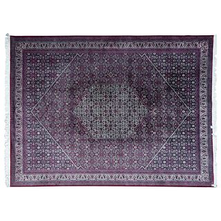 Tapete. Persia, siglo XX. Estilo Bidjar. Elaborado en fibras de lana y algodón. Decorado con motivos geométricos. 398 x 297 cm