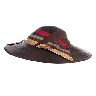 Sombrero de ala ancha. Años 50. Elaborado en paja. Con cintillo de grosgrain de varios colores.
