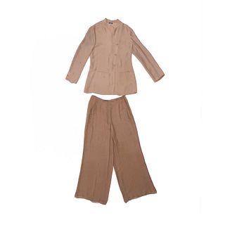 Conjunto. De la colección Giorgio Armani. Elaborado en seda color beige. Consta de saco y pantalón. Saco con botonadura asimétrica