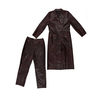 Conjunto. Siglo XXI. Elaborados en piel color marrón. Imitación de piel de cocodrilo. Consta de: abrigo y pantalón.