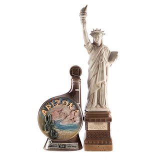 Lote de Bourbon de Estados Unidos. a) Beam. Arizona Beam. Piezas: 2.  Botella con forma de la Estatua de la libertad.