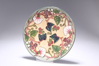 A MOORCROFT POTTERY LIMITED EDITION YEAR PLATE, 1