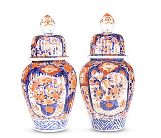A PAIR OF JAPANESE IMARI VASES AND COVERS, LATE 1