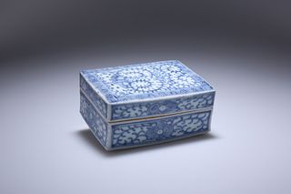 A CHINESE BLUE AND WHITE PORCELAIN BOX, 18TH/19TH
