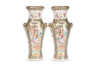 A PAIR OF CANTONESE FAMILLE ROSE VASES, 19TH CENT