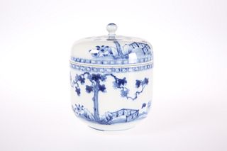 A CHINESE BLUE AND WHITE PORCELAIN COVERED JAR
 C
