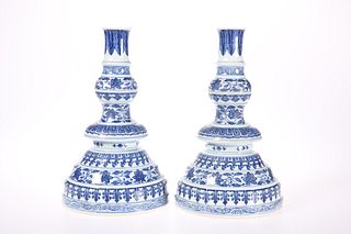 A PAIR OF CHINESE MING STYLE BLUE AND WHITE CANDL