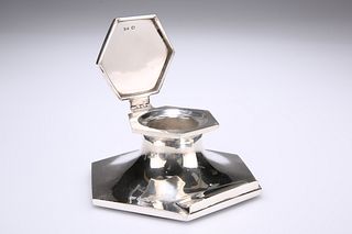 A GEORGE V SILVER INKWELL, by Walker & Hall, Shef