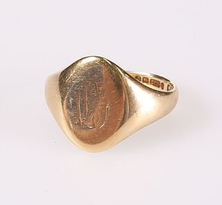 A 9 CARAT GOLD SIGNET RING, Birmingham 1927. 4.8 