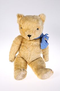 A LARGE VINTAGE TEDDY BEAR, straw stuffed. 66cm