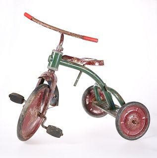 A 1930'S PAINTED METAL CHILD'S TRIKE. 39cm from f