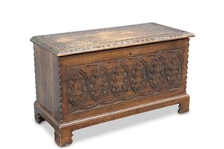 A SMALL 17TH CENTURY STYLE OAK KIST, the hinged l