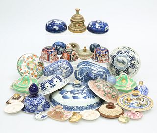 A COLLECTION OF ENGLISH AND CHINESE PORCELAIN COV