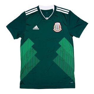 Federación Mexicana de Fútbol. Jersey firmado por los seleccionados nacionales Raúl Jiménez, Guillermo Ochoa, entre otros