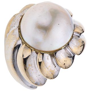 Anillo con media perla en oro blanco de 18k. Peso: 16.6 g. Talla: 7 ¾  1 Media perla cultivada color crema: 15.0 mm