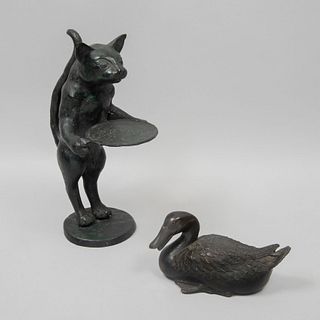 Lote de 2 esculturas. Anónimo. Gato y pato. Fundición en bronce patinado. 31 x 14 x 23 cm (mayor).