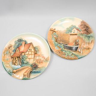 Par de platos decorativos. Inglaterra. Siglo XX. Diseño por W. H. BOSSONS.  Elaborados en cerámica. Pintados a mano.